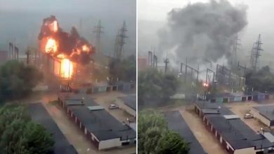 Photo of Un rayo cae sobre una subestación transformadora y la incendia durante la fuerte tormenta que azotó la ciudad y la región de Moscú (VIDEO)